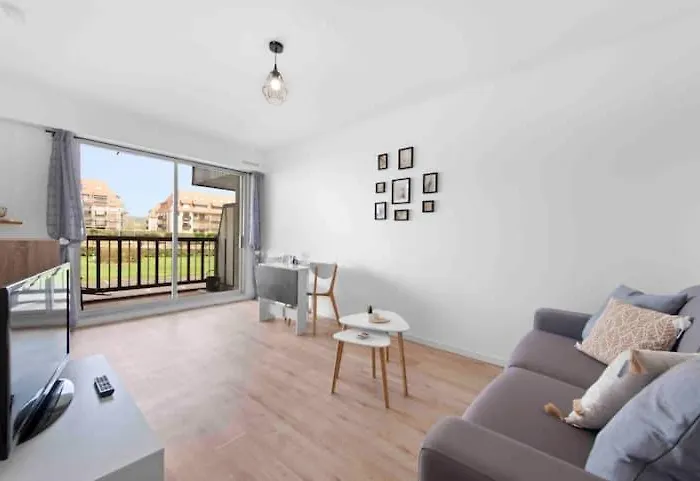 Un Cocon Au Bord De L\'Ocean Vue Partielle Sur Mer